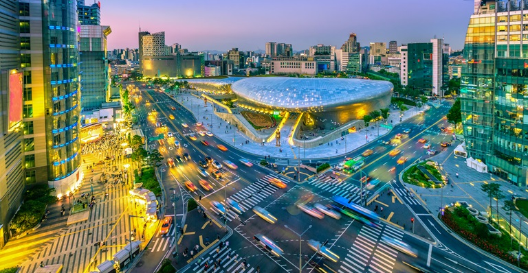 Nightscape of Seoul’s spaceship-like Dongdaemun Design Plaza
