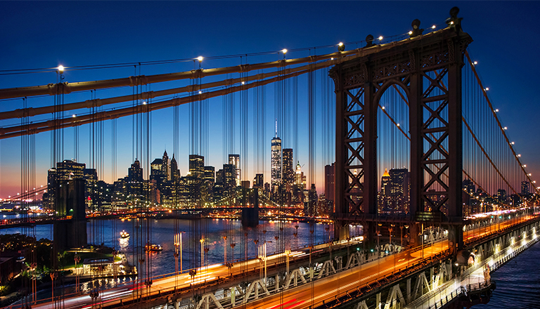 Beautiful sunset over the Brooklyn bridge in Manhattan 
