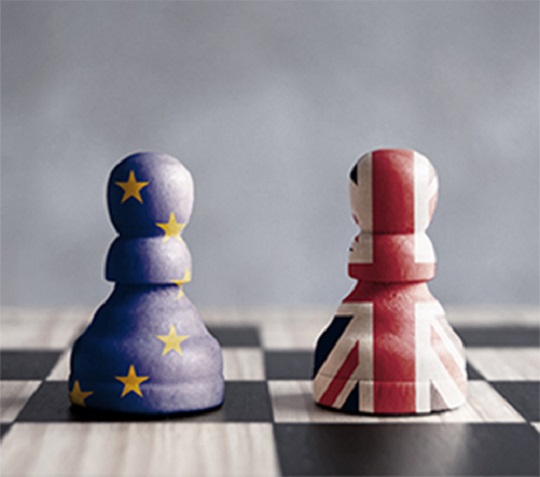 " Les pièces d'échecs avec les drapeaux européen et britannique montrent la relation complexe entre le Brexit et le commerce Canada-UE."