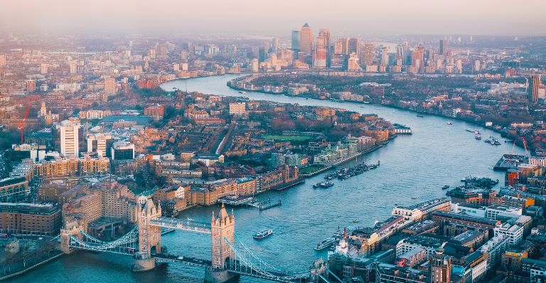 Vue aérienne de Londres, en Angleterre, avec vue sur les bâtiments, secteurs résidentiels, une rivière et un pont.