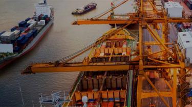 Conteneurs dans un port où la chaîne d'approvisionnement est à risque de rupture