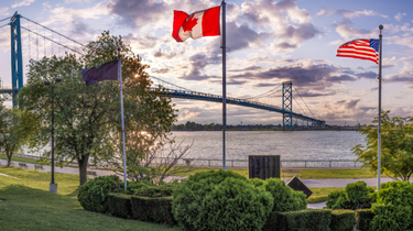 Drapeaux canadien et américain au pont Ambassador, un important corridor commercial transfrontalier.