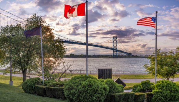 Drapeaux canadien et américain au pont Ambassador, un important corridor commercial transfrontalier.