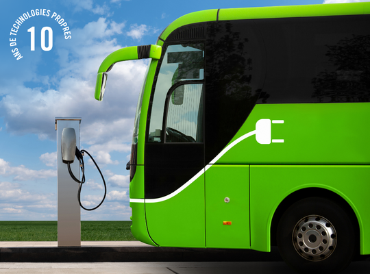 Bus électrique vert connecté à un chargeur