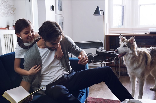 Une famille s’amuse dans le salon