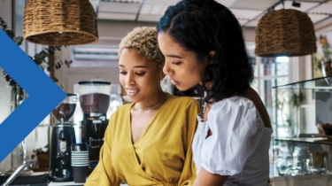 Deux serveuses discutant dans un café