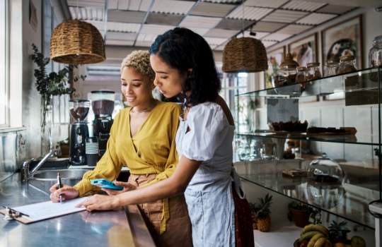 Deux serveuses discutant dans un café