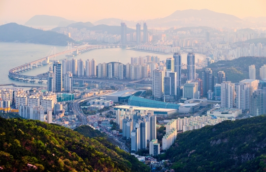 Paysage urbain de Busan et pont de Gwangan au coucher du soleil