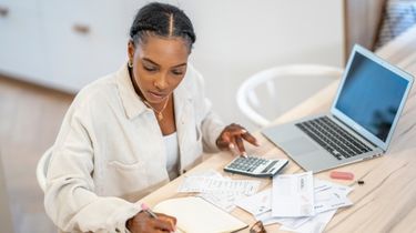 Chef d'entreprise examinant la situation financière et les besoins en trésorerie.