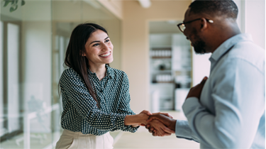 Des professionnels se serrant la main dans un bureau, symbolisant des relations avec des acheteurs