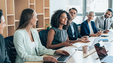 Des professionnels réunis dans un bureau pour discuter de croissance internationale, d’entrée sur de nouveaux marchés et de partenariats de distribution.