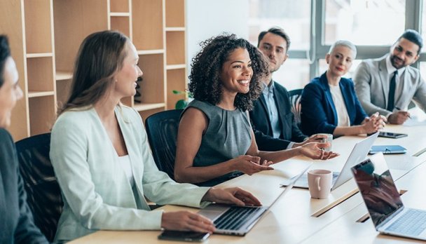 Des professionnels réunis dans un bureau pour discuter de croissance internationale, d’entrée sur de nouveaux marchés et de partenariats de distribution.