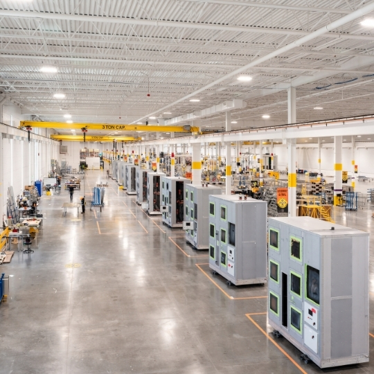 Des rangées d'équipements de gestion thermique dans l'atelier d'une usine de fabrication.