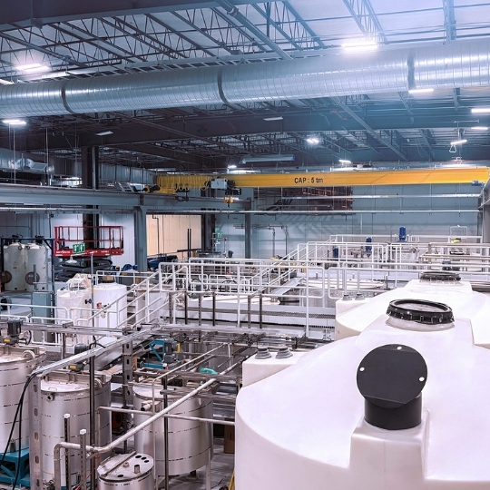 Installation industrielle comprenant de grands réservoirs, des canalisations et des équipements de traitement.