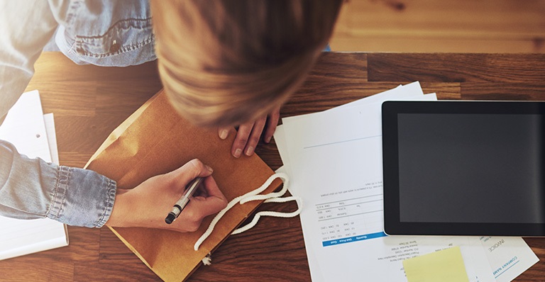 Une professionnelle planifie l’avenir de son entreprise.
