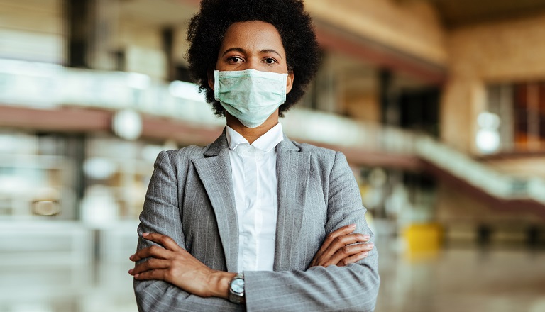 Une femme d'affaires se tenant debout, les bras croisés
