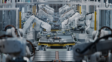 Des bras robotiques au travail sur une chaîne de montage automatisé.