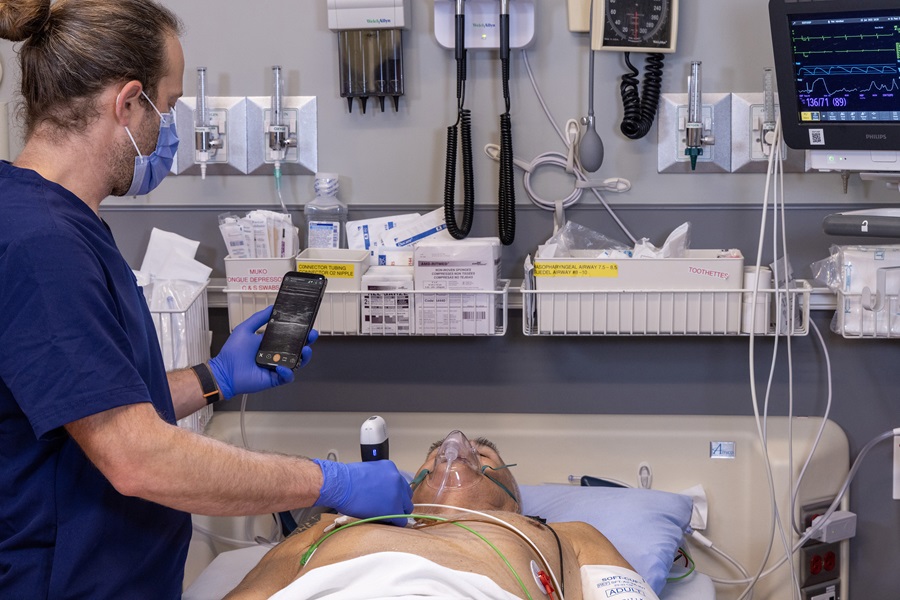 Du personnel médical utilise un appareil à ultrasons de Clarius pour examiner les poumons d’un patient à l’hôpital.