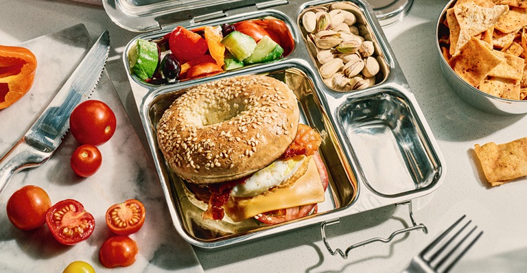Photo d’un assortiment de contenants alimentaires fabriqués par Dalcini Stainless.