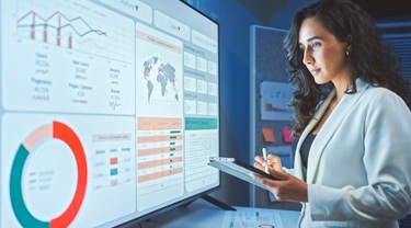 Une femme examine des données sur le commerce numérique provenant de plateformes en ligne
