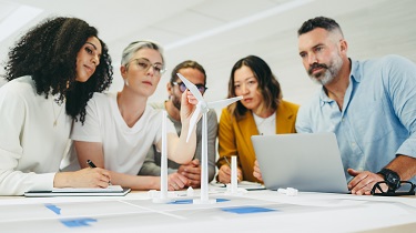 Cinq employés du secteur des technologies propres étudient la conception d'éoliennes solaires