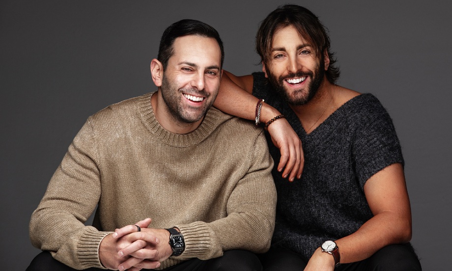 Adam et Justin Segal, de gauche à droite, en tenue décontractée.