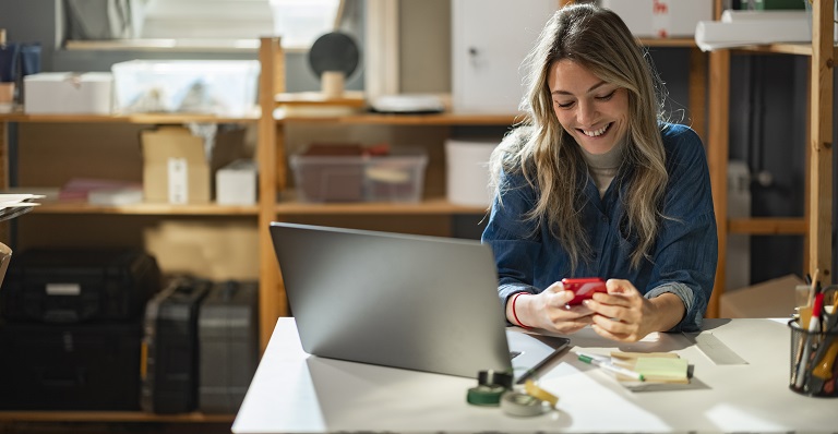 Jeune femme entrepreneur faisant le point sure son inventaire