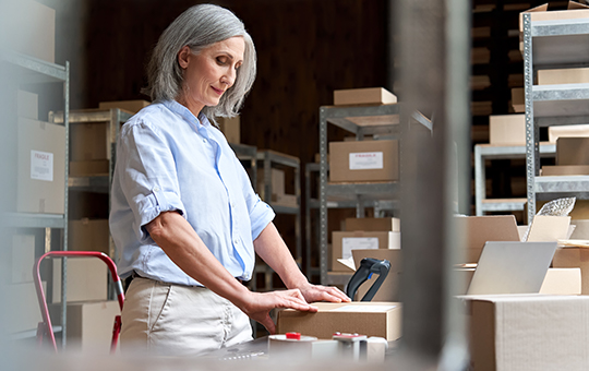 Femme mûre propriétaire petite entreprise ouvrière Colis d'emballage