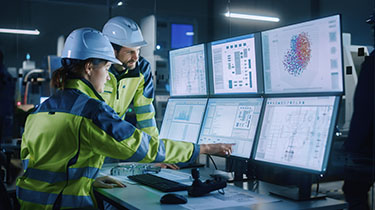 Ingénieur et opérateur évaluant des outils d'automatisation et d'IA sur une ligne de production pour soutenir la croissance des opérations d'exportation.