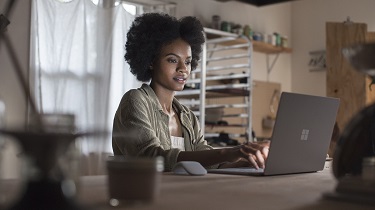 Femme travaillant sur un ordinateur portable