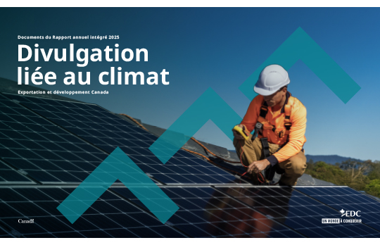 Couverture de la Divulgation liée au climat. Un ouvrier installant des panneaux solaires sur un toit, avec un texte superposé indiquant « Divulgation liée au climat »