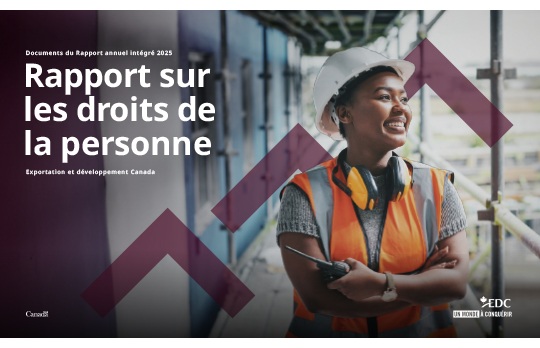 Couverture du Rapport sur les droits de la personne. Un ouvrier vêtu d’un équipement de sécurité sourit sur un chantier de construction, avec un texte superposé indiquant « Rapport sur les droits de la personne »