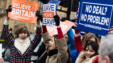 Les partisans du brexit à londres, banderoles en mains, réclament le retrait de la gb de l’union européenne