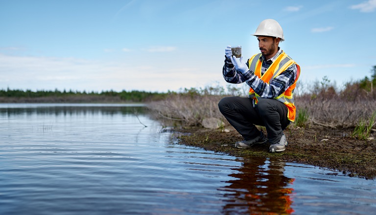 Biologiste de la vie marine étudiant des résultats d’analyse d’eau