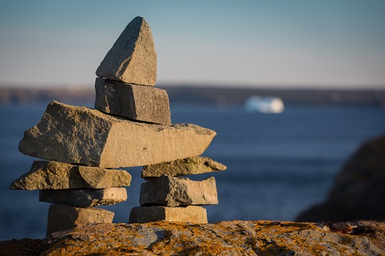 Inukshuk sur une berge de Terre-Neuve