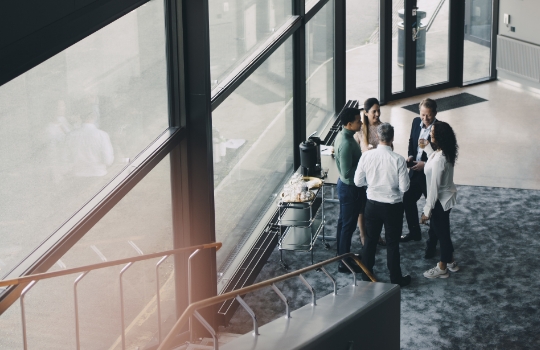 Un groupe de professionnels discutant dans un bureau.