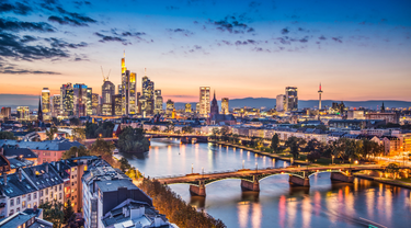 Vue aérienne de Francfort, en Allemagne, au crépuscule, avec les lumières de la ville et la silhouette urbaine.