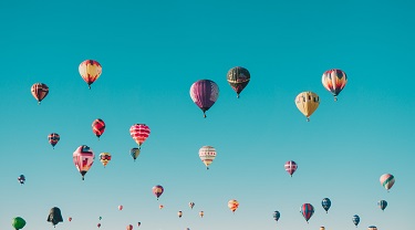 Des ballons à air chaud parsèment le ciel.