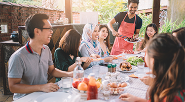 A group of multi-cultural friends at an outdoor restaurant are chatting as they are being served halal cuisine. Demand for halal products is surging in the Indo-pacific, and Export Development Canada has the expertise to help Canadian companies tap into the global halal food market