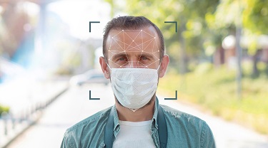 homme avec le visage masqué et une grille de reconnaissance faciale