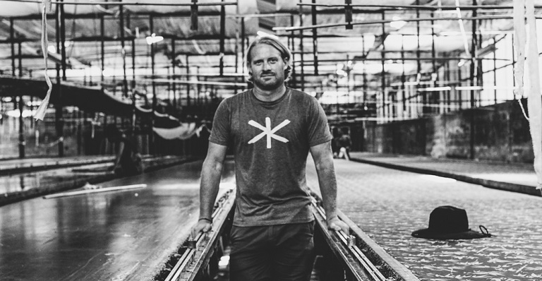 Jordan Kendel d’Ekumenik, debout dans une usine de Bali où est confectionnée sa gamme de vêtements pour hommes